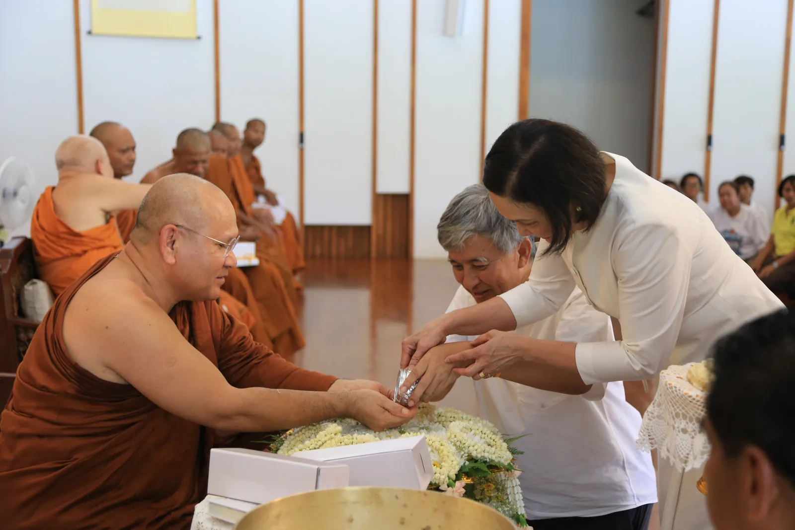 ประมวลภาพบรรยากาศ พิธีสรงน้ำท่านพระอาจารย์ในงานมุทิตาสักการะอายุวัฒนมงคล ๕๖ ปี