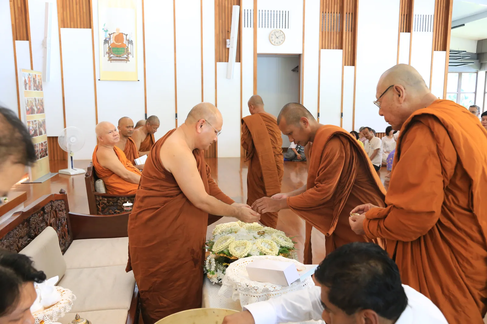ประมวลภาพบรรยากาศ พิธีสรงน้ำท่านพระอาจารย์ในงานมุทิตาสักการะอายุวัฒนมงคล ๕๖ ปี