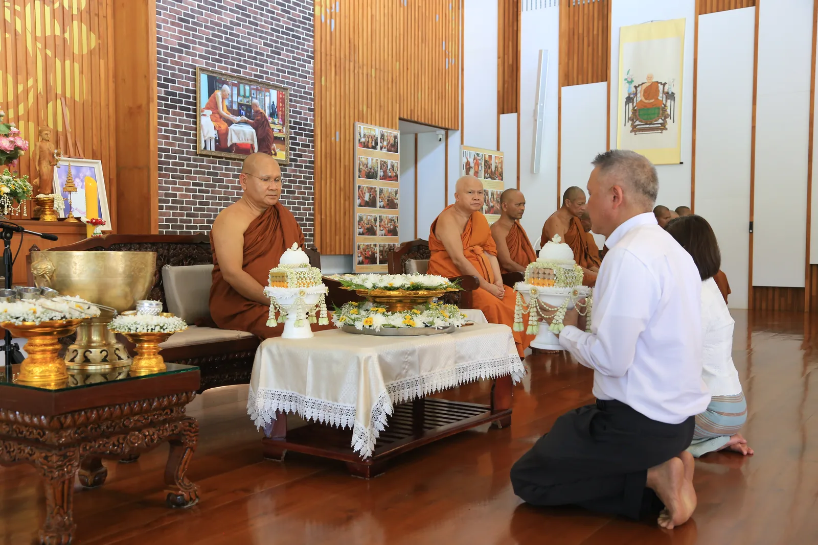 ประมวลภาพบรรยากาศ พิธีสรงน้ำท่านพระอาจารย์ในงานมุทิตาสักการะอายุวัฒนมงคล ๕๖ ปี