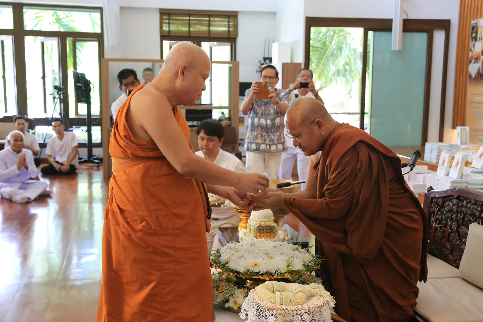 ประมวลภาพบรรยากาศ พิธีสรงน้ำท่านพระอาจารย์ในงานมุทิตาสักการะอายุวัฒนมงคล ๕๖ ปี