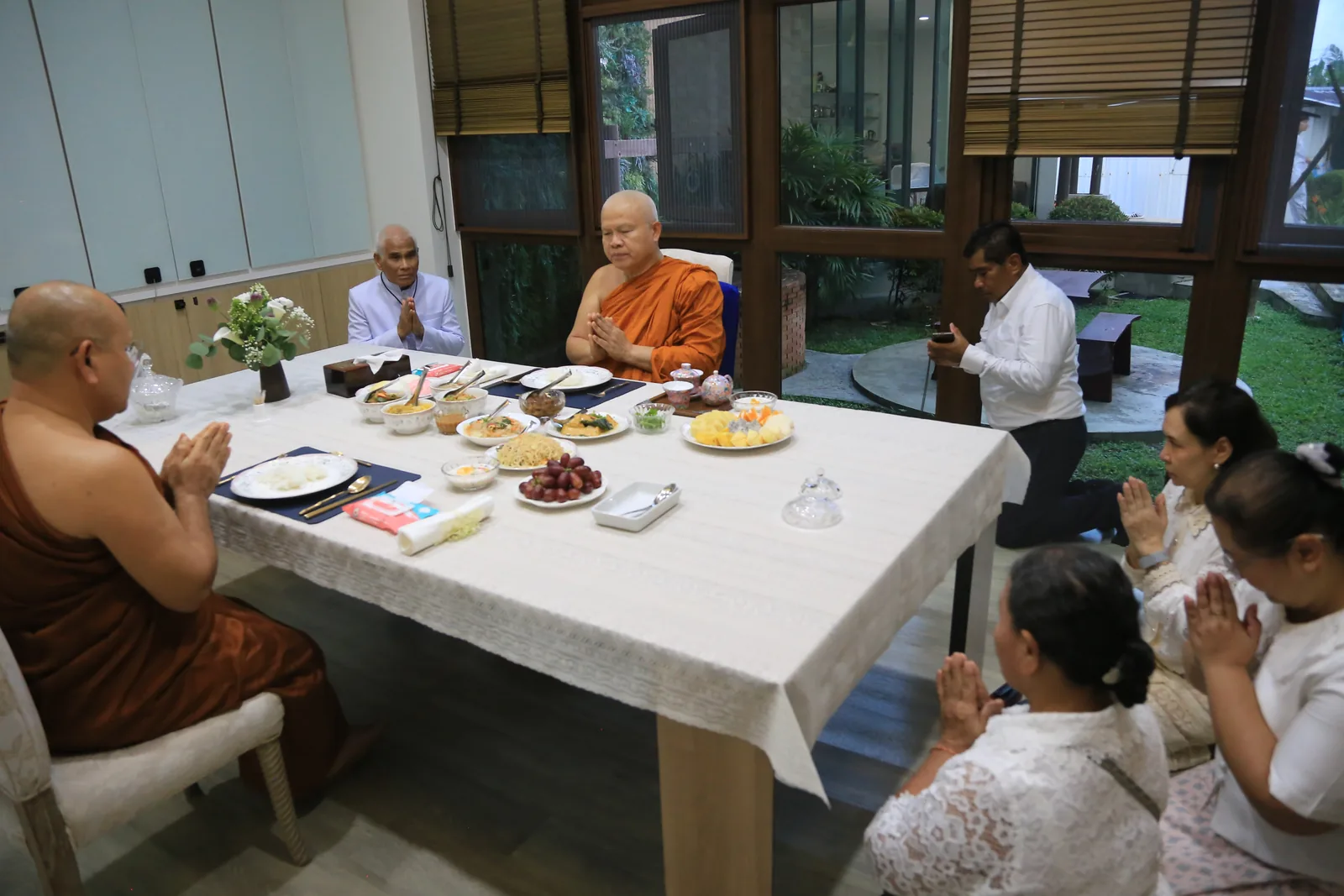 ประมวลภาพบรรยากาศ พิธีสรงน้ำท่านพระอาจารย์ในงานมุทิตาสักการะอายุวัฒนมงคล ๕๖ ปี