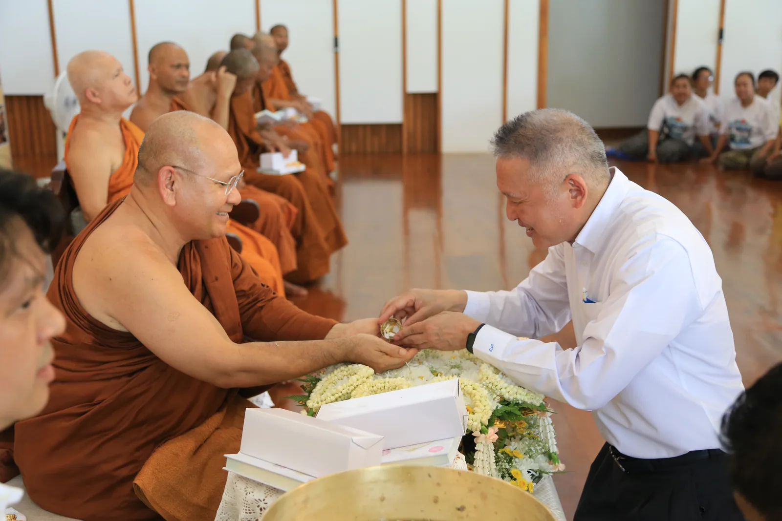 ประมวลภาพบรรยากาศ พิธีสรงน้ำท่านพระอาจารย์ในงานมุทิตาสักการะอายุวัฒนมงคล ๕๖ ปี