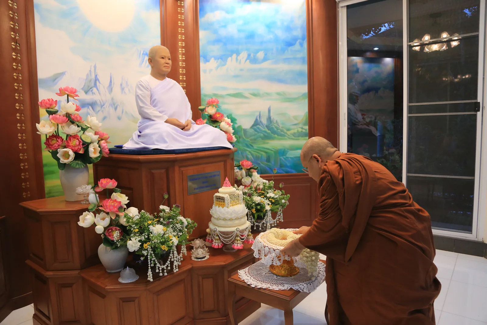 ประมวลภาพบรรยากาศ พิธีสรงน้ำท่านพระอาจารย์ในงานมุทิตาสักการะอายุวัฒนมงคล ๕๖ ปี