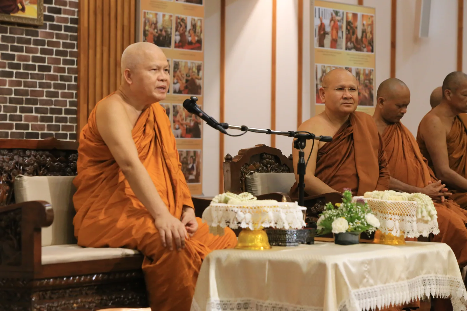 ประมวลภาพบรรยากาศ พิธีสรงน้ำท่านพระอาจารย์ในงานมุทิตาสักการะอายุวัฒนมงคล ๕๖ ปี