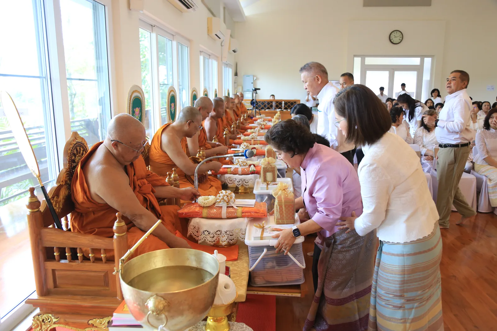 ประมวลภาพบรรยากาศ พิธีสรงน้ำท่านพระอาจารย์ในงานมุทิตาสักการะอายุวัฒนมงคล ๕๖ ปี