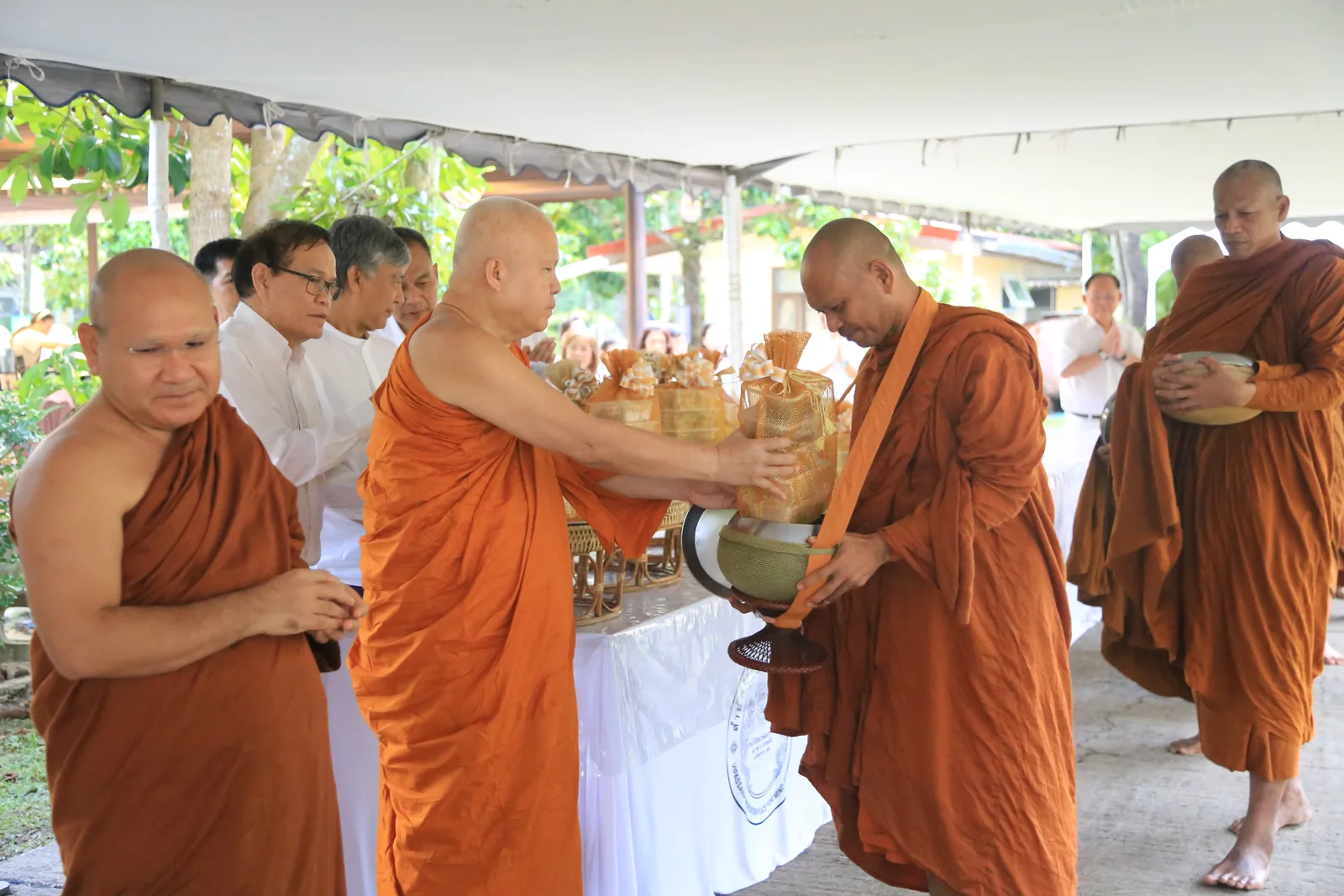 ประมวลภาพบรรยากาศ พิธีสรงน้ำท่านพระอาจารย์ในงานมุทิตาสักการะอายุวัฒนมงคล ๕๖ ปี
