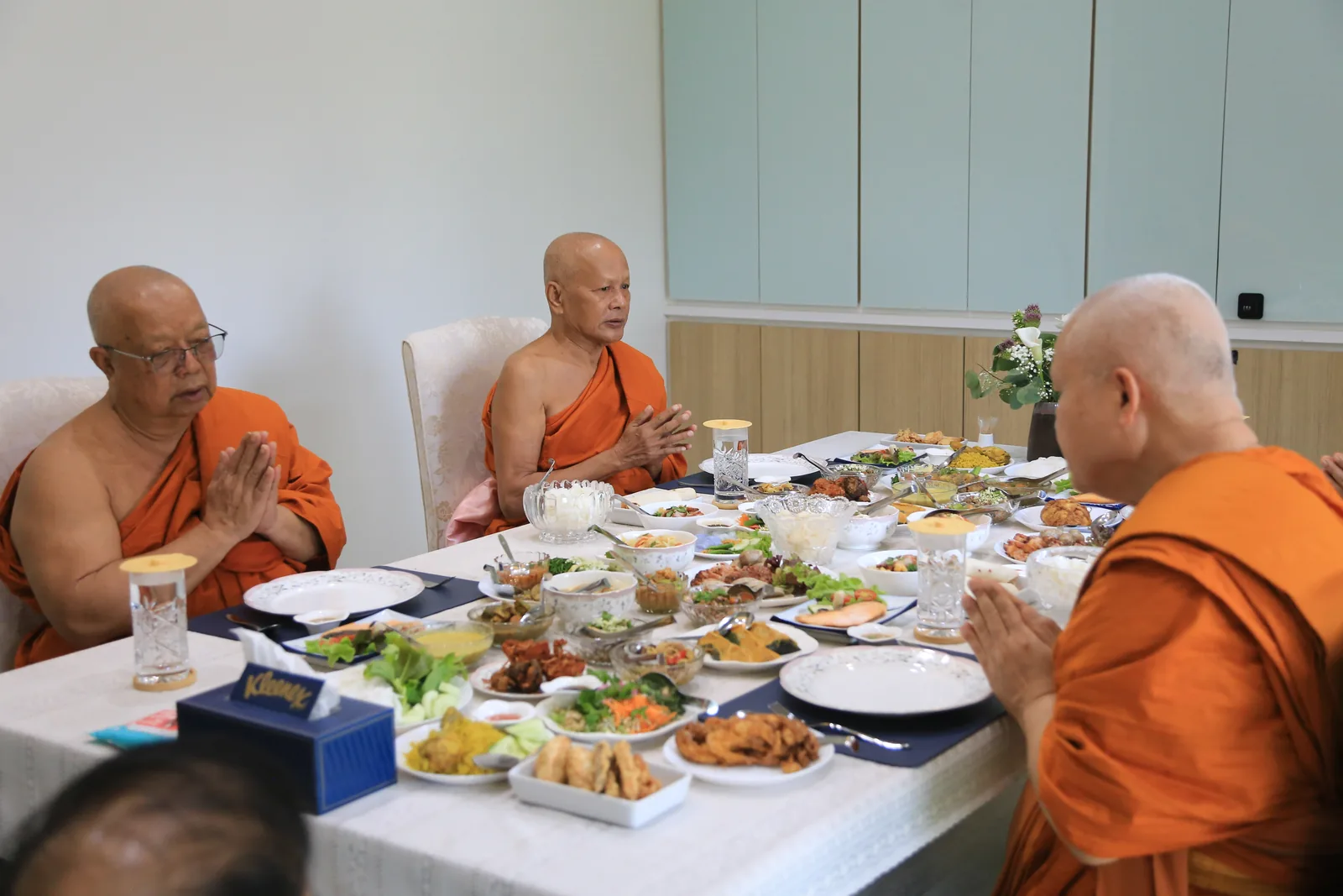 ประมวลภาพบรรยากาศ พิธีสรงน้ำท่านพระอาจารย์ในงานมุทิตาสักการะอายุวัฒนมงคล ๕๖ ปี